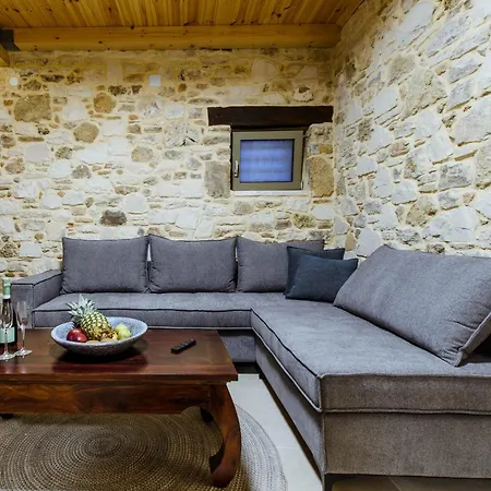Kilada Village Retreat Jacuzzi - Parking - Garden Holiday home