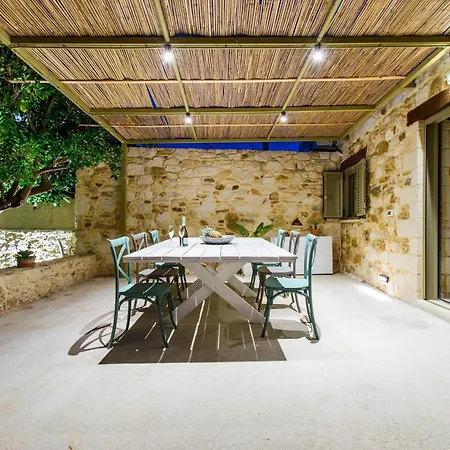 Kilada Village Retreat Jacuzzi - Parking - Garden Holiday home *