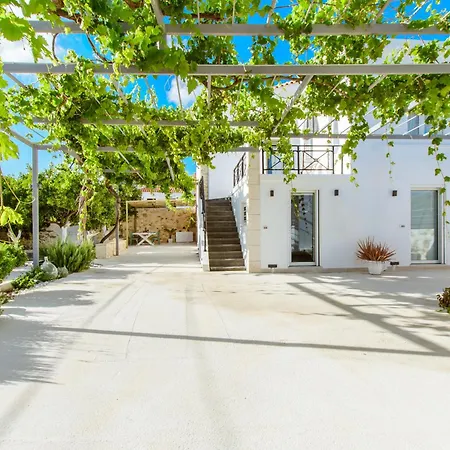 Kilada Village Retreat Jacuzzi - Parking - Garden بيت للعطل