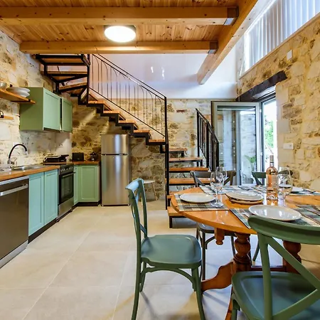 بيت للعطل Kilada Village Retreat Jacuzzi - Parking - Garden Platanés